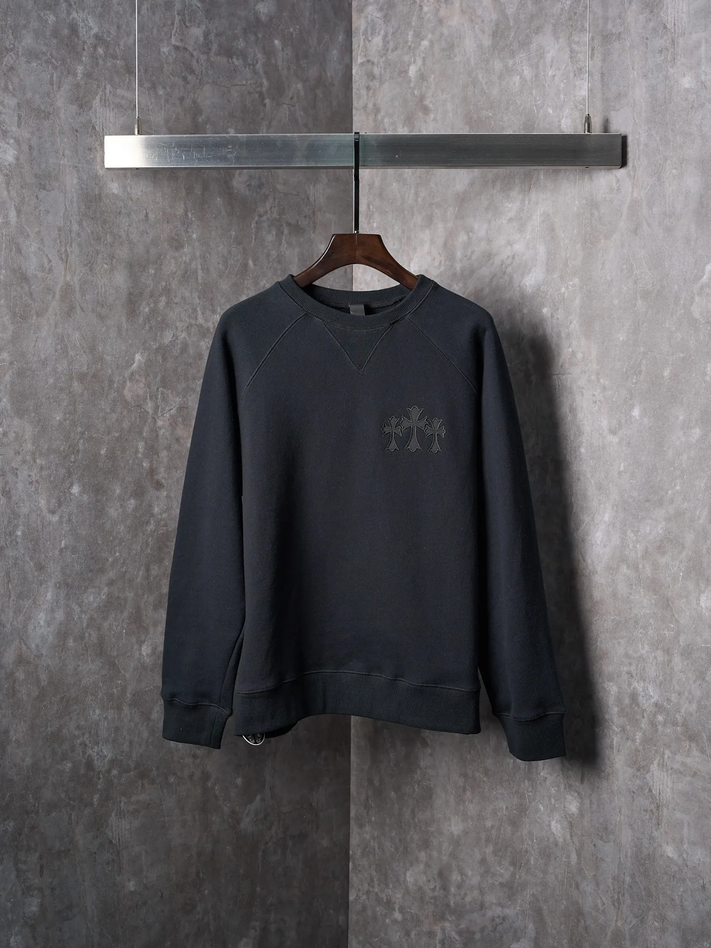 P400 price reduction [actual auction] Chrome Hearts/Ch cross logo patch embroidered round neck sweatshirt [ready in stock] S M L The logo iron plate sways slightly with the swing of the body, adding a sense of movement and vitality. It is unobtrusive but has an indescribable aura. It interprets the perfect blend of retro and luxury. It adopts imported machine appliqué embroidery technology and uses advanced computer control systems and precise mechanical components to realize the Chrome Hearts logo appliqué embroidery operation. It presents an embroidery effect with both clarity and three-dimensionality. The fabrics have been washed and have a better hand feel. They are not easy to deform, shrink or fade. Maintains long-lasting beauty with a loose fit